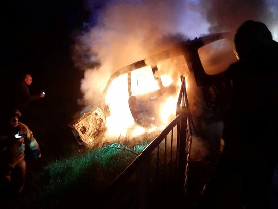 Powiat tomaszowski: Auto spłonęło przy drodze. Jak doszło do pożaru?