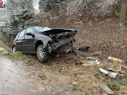 Rozbity ford na miejscu wypadku w Krasnem koło Zamościa.