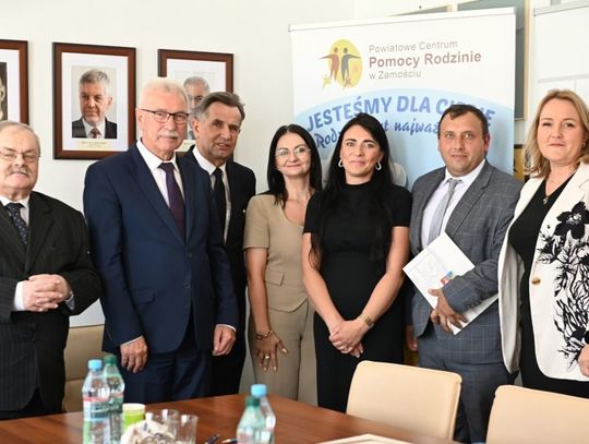 Umowy podpisali starosta zamojski Stanisław Grześko, wicestarosta Krzysztof Rusztyn i skarbnik powiatu Marek Seroka. Łączna wartość wsparcia wynosi 967 tys. zł.