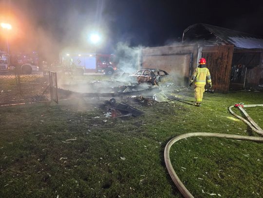 Straty oszacowano na ok. 100 tys. zł. W zgliszczach był spalony samochód.