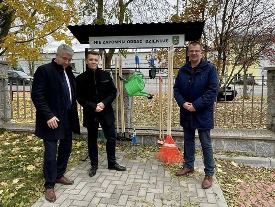 Wypożyczalnia sprzętu do porządkowania grobów na cmentarzu komunalnym w Tomaszowie Lubelskim.