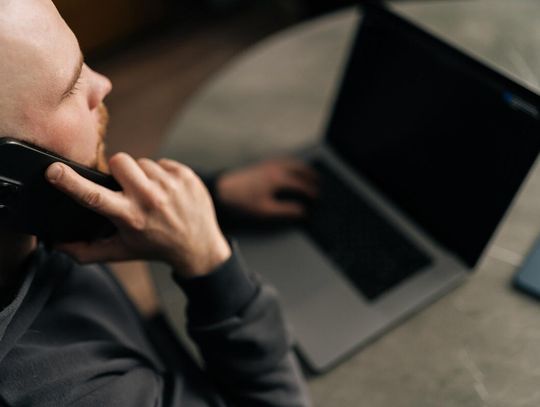 Atrakcyjne zarobki, praca zdalna i błyskawiczny proces rekrutacji – to, co brzmi jak okazja życia, coraz częściej okazuje się perfidną pułapką cyberprzestępców.