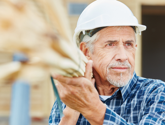 Pracownik w tym wieku jest na wagę dopłaty. Sprawdź jakiej
