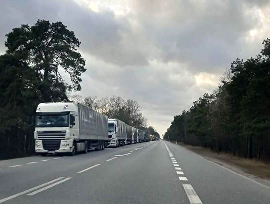 Prawie 2 tysiące ciężarówek stoi w kolejne do przejścia granicznego z Białorusią