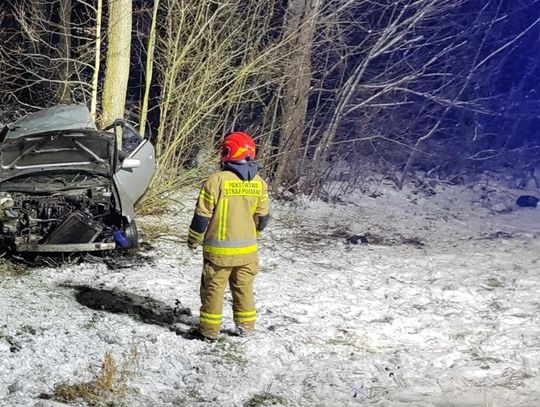 Do niebezpiecznego zdarzenia doszło w miniony piątek, 2 stycznia, około godziny 18:00. Służby ratunkowe otrzymały zgłoszenie o samochodzie osobowym, który wypadł z trasy w powiecie włodawskim.