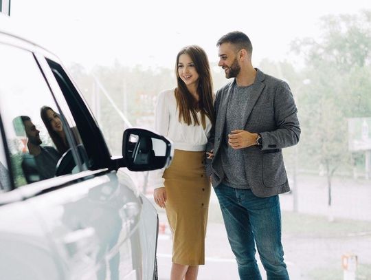 W Polsce lawinowo rośnie sprzedaż niemal nowych aut.