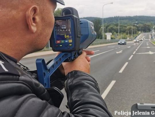 Zabieranie prawa jazdy za przekroczenie prędkości o ponad 50 km/h także w obszarze niezabudowanym. To nowy pomysł na karanie kierowców.