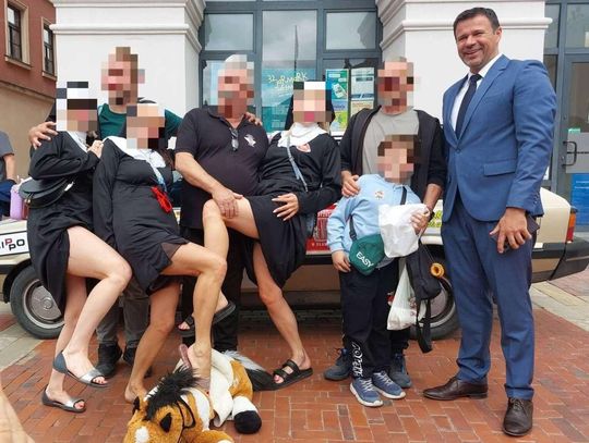 Rafał Zwolak w obszernym oświadczeniu zaznaczył, że fotografia pochodzi z Rajdu Koguta – jednego z największych wydarzeń charytatywno-motoryzacyjnych w Polsce, którego celem jest zbiórka środków na pomoc ciężko chorym dzieciom.