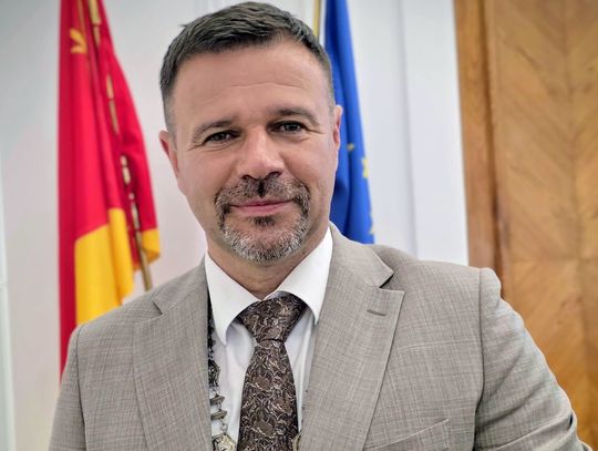 Łącznie z dodatkiem specjalnym i stażowym pensja prezydenta Zamościa wyniesie 21 310 zł brutto miesięcznie, czyli Rafał Zwolak będzie zarabiał o ponad 3 tys. zł więcej niż do tej pory.