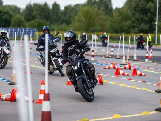 „Kuriozum i esencja absurdu” – związkowcy analizują i komentują zarobki szefów wojewódzkich ośrodków szkolenia kierowców.