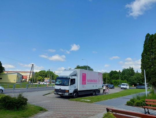 Profilaktyka ratuje życie. Mieszkanki Lubelszczyzny coraz chętniej korzystają z badań Na zdjęciu mammobus w Lubyczy Królewskiej.