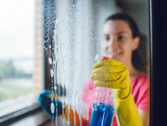 Proste sposoby na mycie okien bez smug 