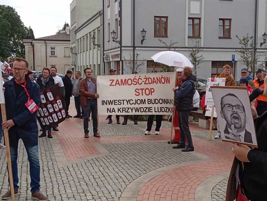 Kilkadziesiąt osób przemaszerowało 7 października staromiejskimi uliczkami Zamościa pod pomnik Jana Zamoyskiego.