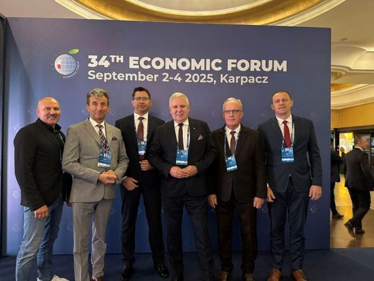 Reprezentacja powiatu tomaszowskiego, z udziałem posła Tomasza Zielińskiego, na XXXIV Forum Ekonomicznym w Karpaczu.