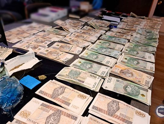 Śledczy dokonali tymczasowego zajęcia mienia przestępców na łączną kwotę ponad 400 tys. złotych. Sprawa jest rozwojowa, niewykluczone są kolejne zatrzymania.