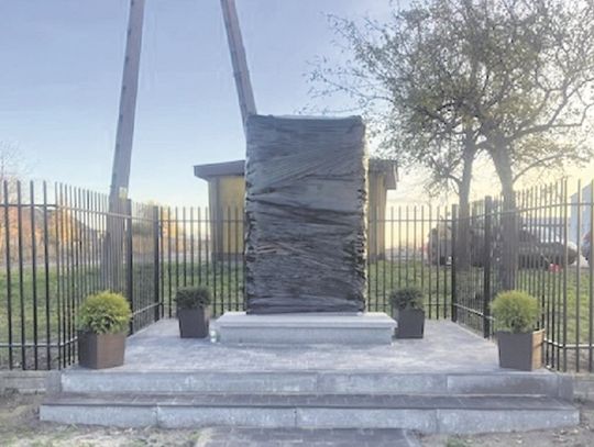 Koszt wykonania i postawienia obelisku pokrył prezes Agrocomu.