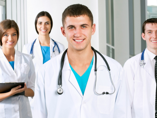 GUS policzył, ilu mamy lekarzy. Dobra wiadomość jest taka, że kadra młodnieje.