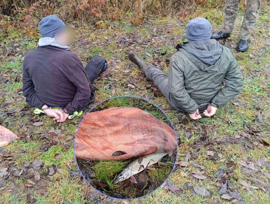 Mężczyźni zatrzymani nad jeziorem Bikcze.