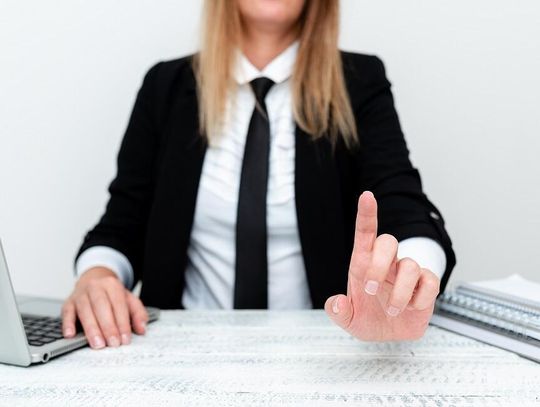 Wiele lokalnych samorządów już dziś prowadzi własne rejestry umów. Tymczasem rząd planuje podnieść próg jawności do 10 tysięcy złotych, co w praktyce może oznaczać, że mieszkańcy nie zobaczą większości umów zawieranych przez ich urzędy