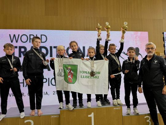 Zawodnicy Tomaszowskiej Akademii Sztuk Walki zdobyli 10 medali podczas Pucharu Świata Dzieci w Karate Tradycyjnym 2026 w Chorwacji.