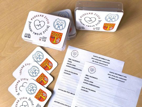 „Pudełko życia” w gminie Bełżec. Wsparcie dla seniorów i osób chorych Gminny Ośrodek Pomocy Społecznej w Bełżcu rozdaje „Pudełka życia”.