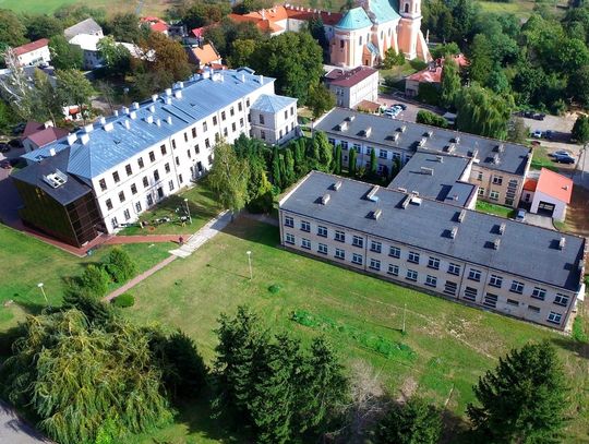 Szpital w Radecznicy powstał w 1950 r. i zatrudnia ponad 350 pracowników. Posiada fachową i doskonale przygotowaną kadrę lekarską i pielęgniarską.