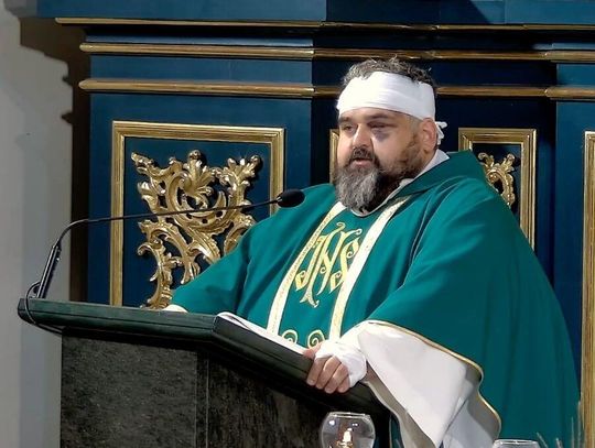 Screen z nagrania homilii ks. Adriana, opublikowanego na kanale Radio FARA na YouTube w materiale „Pierwsza homilia ks. Adriana, zranionego podczas ataku nożownika w Jarosławskim Opactwie”.