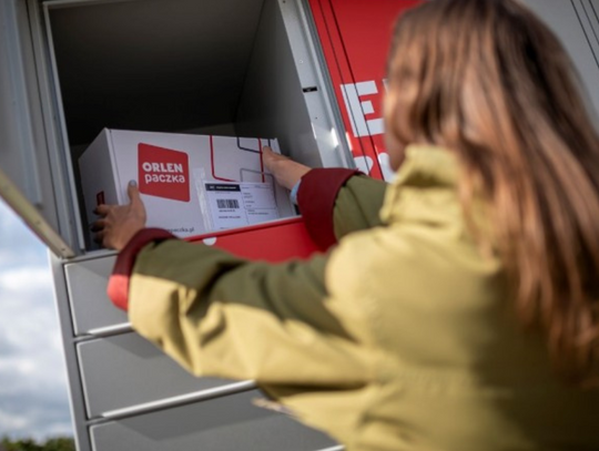 Poczta Polska (PP) i Orlen Paczka łączą siły. Chcą w ten sposób stworzyć największą sieć odbioru paczek w kraju.