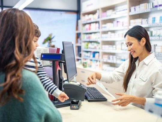 Farmaceuci mogliby przedłużać leczenie bez konieczności wizyty u lekarza. Projekt obejmuje recepty kontynuowane, dostęp do IKP i nowe zasady dla leków przewlekłych.