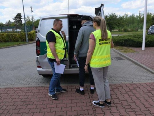 Recydywista drogowy z Ukrainy wydalony z Polski. Na podwójnym gazie kierował ciężarówką 30-latek z Ukrainy został błyskawicznie deportowany z Polski i orzeczono wobec niego surowy zakaz wjazdu do Polski i państw Strefy Schengen przez co najmniej 5 lat.