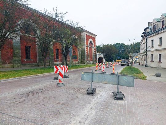 Remont ulicy Łukasińskiego w Zamościu się przedłuży. Kierowcy muszą uzbroić się w cierpliwość