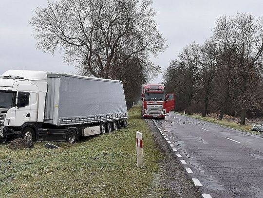 Renault zderzył się z ciężarówką. 2-letnia dziewczynka w szpitalu