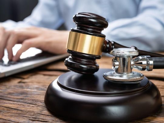 Chce od syna pieniędzy, chociaż wcześniej nie poczuwał się do ojcowskich obowiązków.