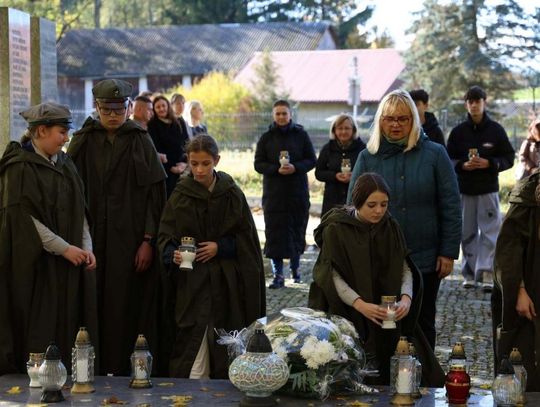 Harcerze i uczniowie także złożyli wieńce przed pomnikiem ofiar niemieckiego nazistowskiego obozu pracy w Bełżcu.
