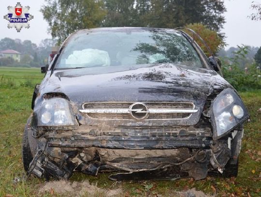 Różaniec: Opel dachował w rowie. Jedna osoba poważnie ranna (ZDJĘCIA)