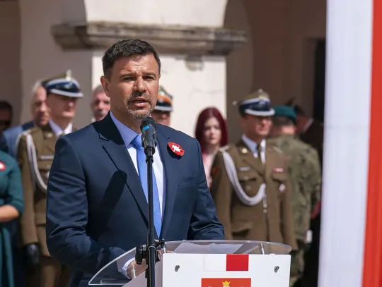 Prezydent Zamościa Rafał Zwolak podczas uroczystości na Rynku Wielkim w Zamościu (3 maja 2024 roku).