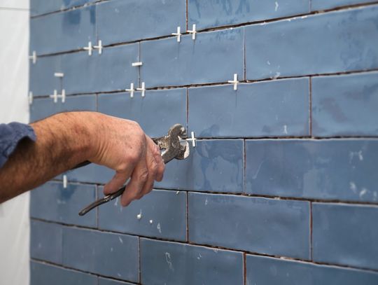 Rozmowy o pięknych ścianach. Fachowy poradnik – jak montować płytki ścienne?