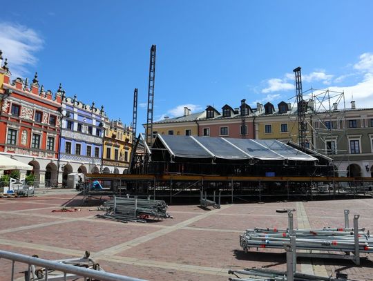 Scena festiwalowa w trakcie rozkładania na Rynku Wielkim w Zamościu.