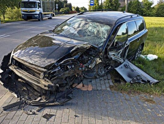 Kierujący volvo oraz jego pasażer trafili do szpitala po tym, jak prowadzony przez 61-latka samochód roztrzaskał się na drzewie.