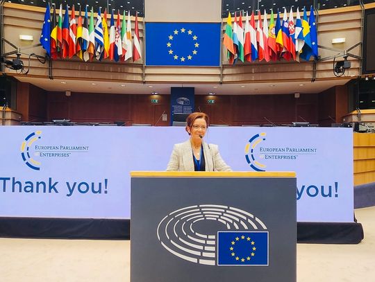 Wioletta Kozyra z firmy RST Roztocze podczas Europejskiego Parlamentu Przedsiębiorstw 2023 w Brukseli. Jej udział w tym prestiżowym wydarzeniu to dowód na to, że przedsiębiorstwa z Tomaszowa Lubelskiego odgrywają istotną rolę w europejskim krajobrazie gospodarczym.
