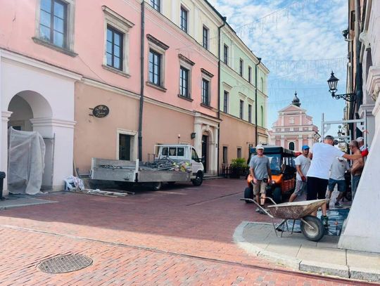 Prace remontowe na podcieniach na Starym Mieście w Zamościu.