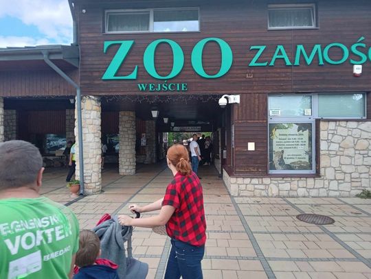 W zoo byliśmy 8 sierpnia. Na parkingu przed wejściem głównym i po drugiej stronie ul. Szczebrzeskiej w południe nie było wolnych miejsc.