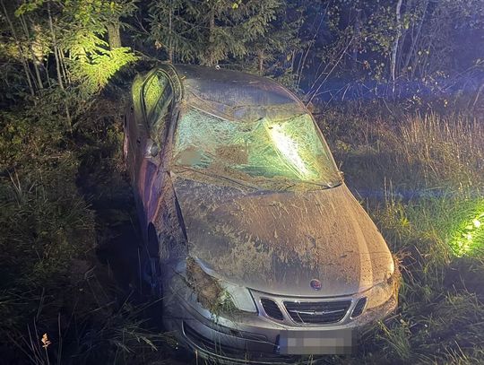 Saab dachował w Bukownicy - 26-latek stracił panowanie nad autem