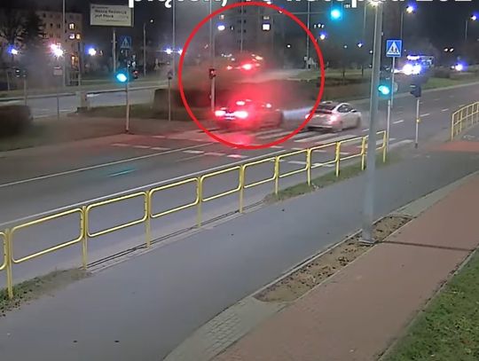 Publikujemy nagranie ku przestrodze, jak niebezpieczna może być chwila nieuwagi za kierownicą – tłumaczy policja.