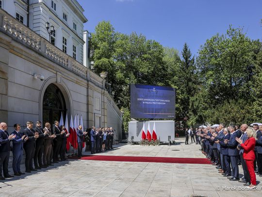 W przeddzień Dnia Samorządu Terytorialnego w ogrodach Pałacu Prezydenckiego odbyła się uroczystość, podczas której prezydent Karol Nawrocki wręczył odznaczenia państwowe zasłużonym samorządowcom z całej Polski.