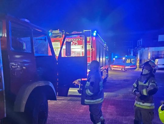 Nocna akcja w Łaszczówce-Kolonii. Zadysponowano do niej 9 karetek i kilka wozów strażackich. Podejrzewano zbiorowe zatrucie pokarmowe.