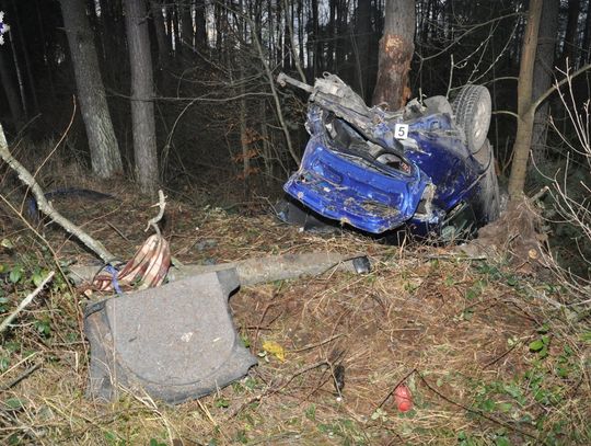 Seat rozbił się na drzewie. Kierowca był pijany