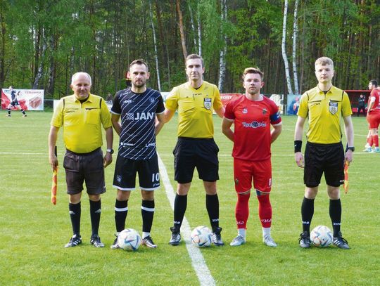 W sobotę, 13 maja 2023 r. Mikołaj Łaba sędziował mecz w „najciekawszej lidze świata” Tanew Majdan Stary – Granica Lubycza Królewska. Na liniach asystowali mu Andrzej Swacha i Maciej Teterycz. Kapitanami zespołów byli Tomasz Blicharz i Jacek Kulpa.