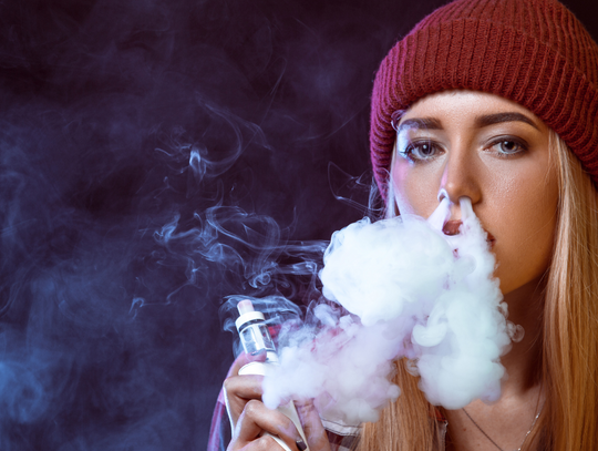 Sejm przyjął nowelizację ustawy, która wprowadza przepisy zakazujące sprzedaży e-papierosów osobom poniżej 18 roku życia.