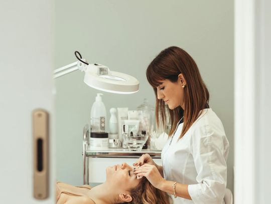 Sekrety zdrowej skóry: oczyszczanie, peeling i mezoterapia w harmonii